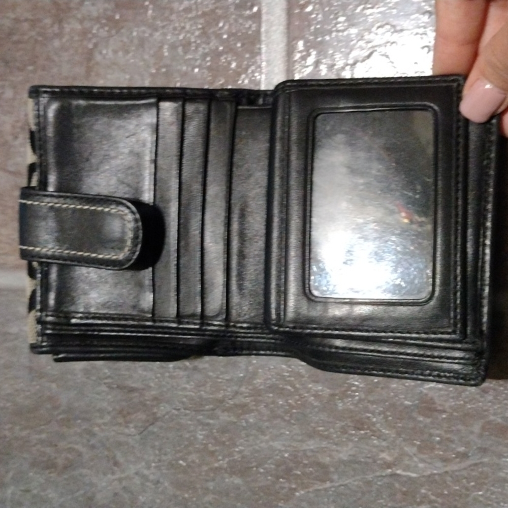 Coach signature black compact With plenty card slots and coin cash compartment. - Picture 5 of 7